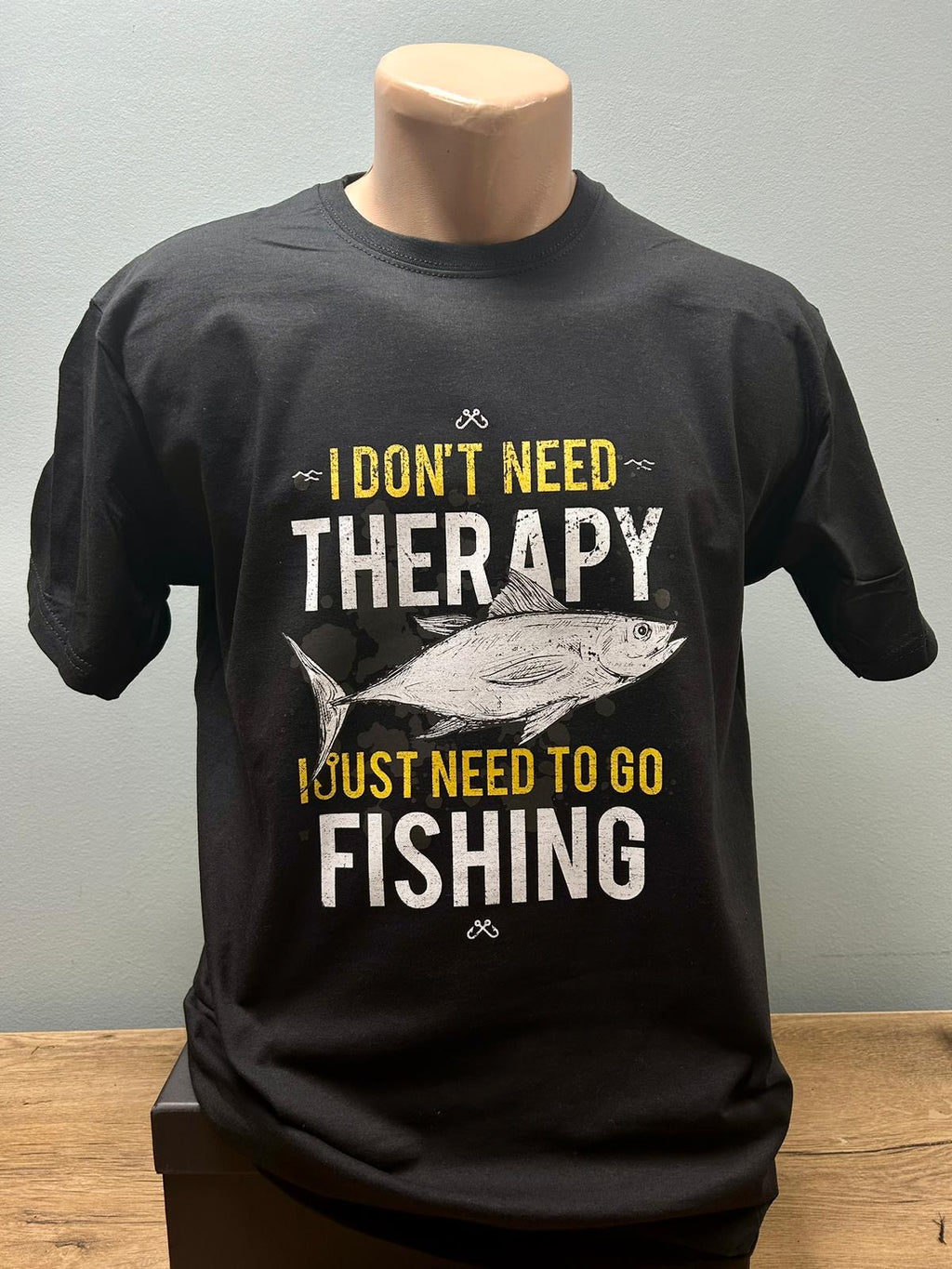 I DON'T NEED THERAPY I JUST NEED TO GO FISHING MAJICA